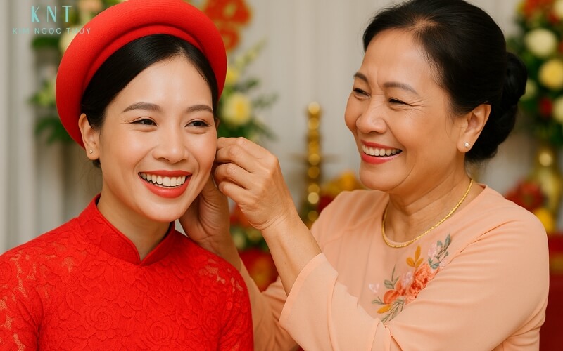 Mẹ chồng đang đeo bông tai cho con dâu trong lễ ăn hỏi