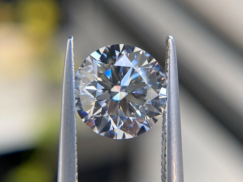 Round Brilliant: Vua của mọi giác cắt, vẻ đẹp hoàn hảo.