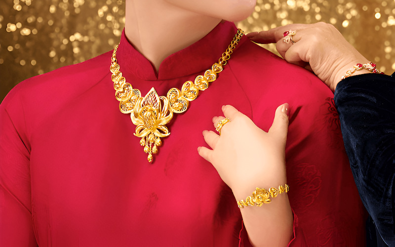 Cha mẹ trao kiềng cổ vàng cho con gái trong lễ cưới.
