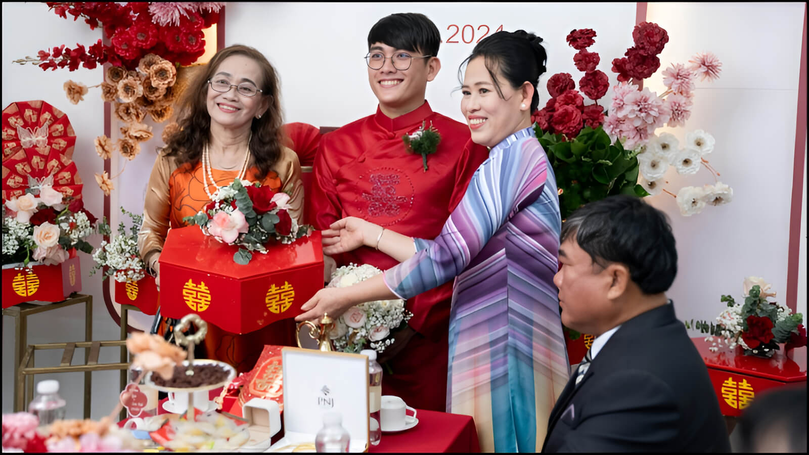 Không khí ấm cúng, thân mật giúp hai gia đình thêm phần gắn kết.