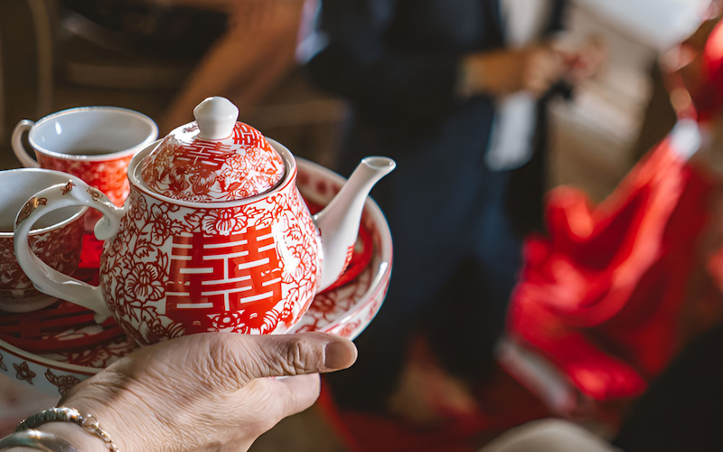 Cô dâu chú rể thực hiện nghi thức dâng trà truyền thống.