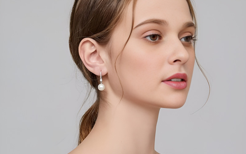 Chọn hoa tai phù hợp dáng mặt giúp tôn lên ưu điểm và tạo sự hài hòa.