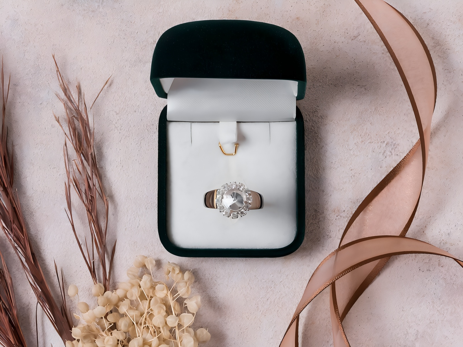 Nhẫn cầu hôn vàng đính đá CZ/ECZ hợp mệnh.