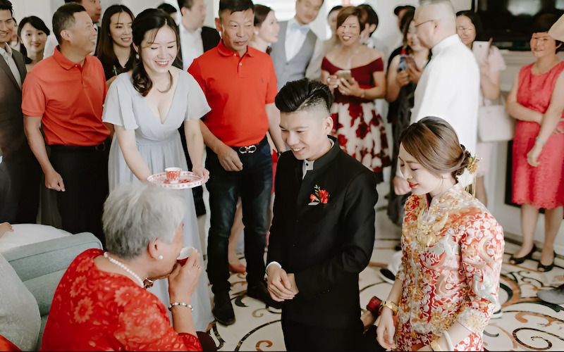Cô dâu chú rể dâng trà cho bậc trưởng thượng.