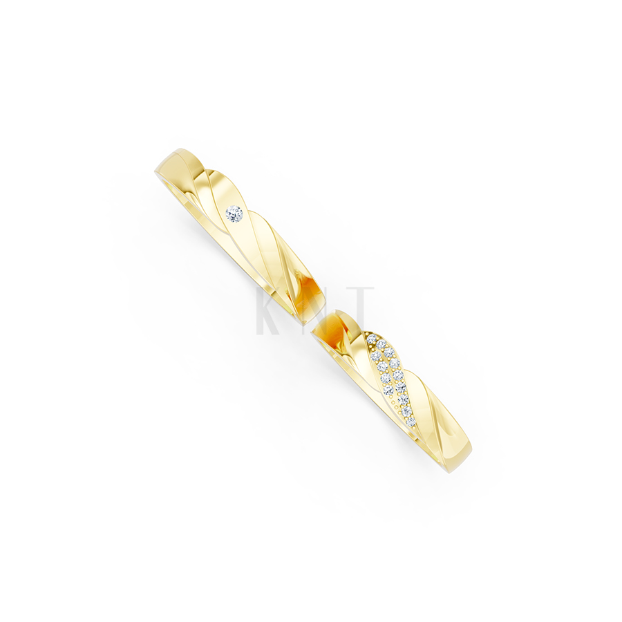 Nhẫn cưới E177 hiện đại với các đường xoắn uốn cong nhẹ nhàng màu Vàng Gold đính đá trắng, thiết kế phá cách, sang trọng