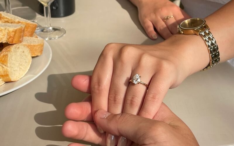 Cặp đôi trao nhẫn cho nhau trong không gian riêng của hai người