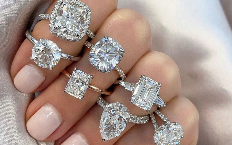 Các loại nhẫn kim cương từ tối giản thanh lịch trên nền trắng đến lộng lẫy, sang trọng