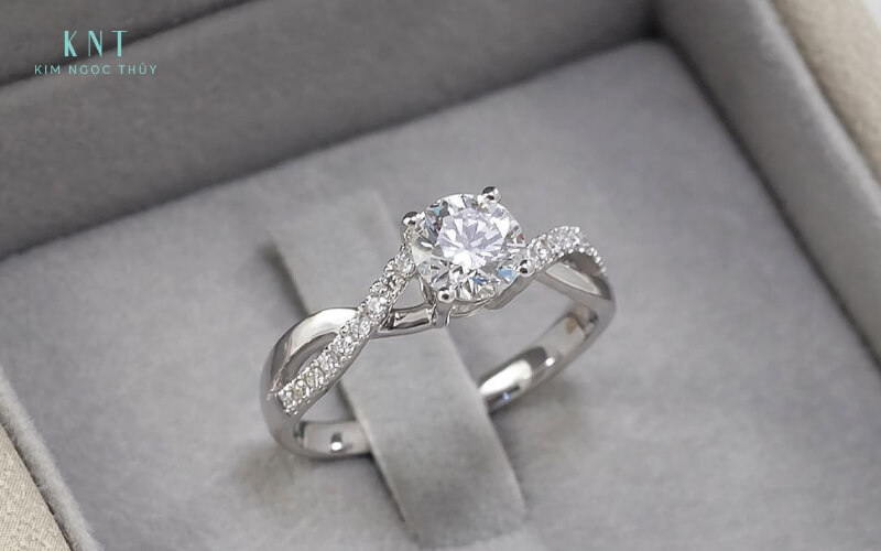 Nhẫn Pavé ánh sáng phản chiếu rực rỡ trên từng viên đá nhỏ