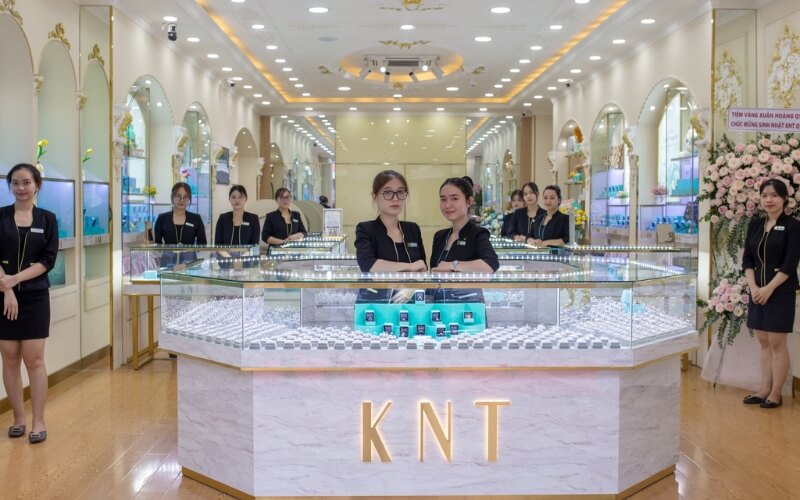 Hình ảnh tư vấn viên của KNT sẵn sàng hỗ trợ khách hàng