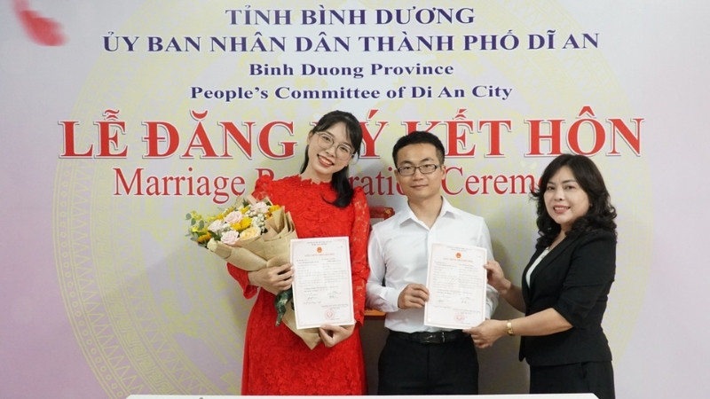 Cặp đôi nhận Giấy chứng nhận kết hôn