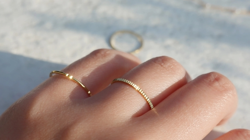 Việc đeo nhẫn ở ngón út tay trái như đang thể hiện sự độc thân, vui vẻ của bản thân