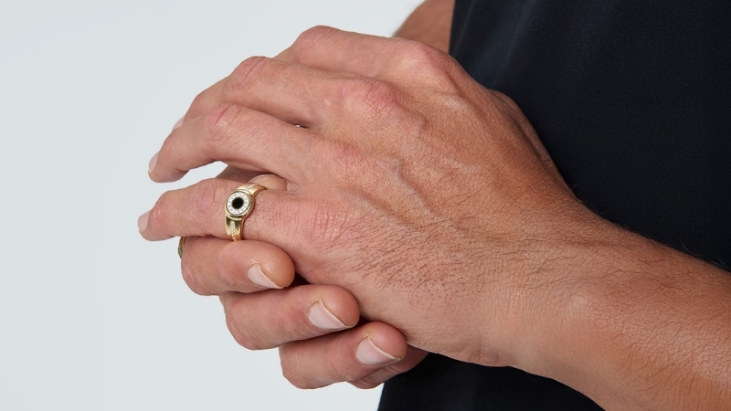 Ở phương Tây, đeo nhẫn ở ngón út như một sự thể hiện quyền lực