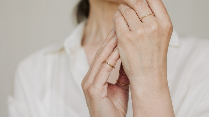 Theo quan niệm dân gian, đàn ông đeo nhẫn tay trái còn phụ nữ đeo tay phải