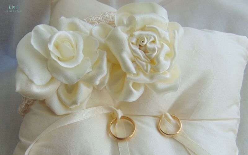 Gối nhẫn trắng ngà thanh lịch