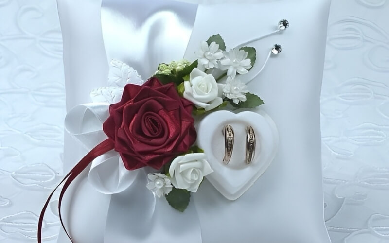 Nhẫn đính đá trên nền gối trơn lụa, thể hiện sự thanh lịch sang trọng