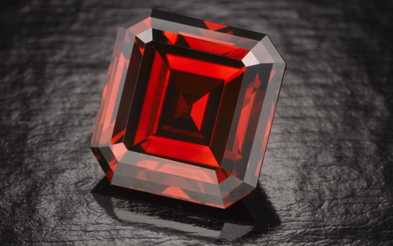 Viên The Kazanjian Red Diamond 5.05 carat với giác cắt Asscher