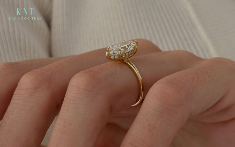 Chấu chữ V ở hai đầu nhọn để đảm bảo an toàn cho viên kim cương