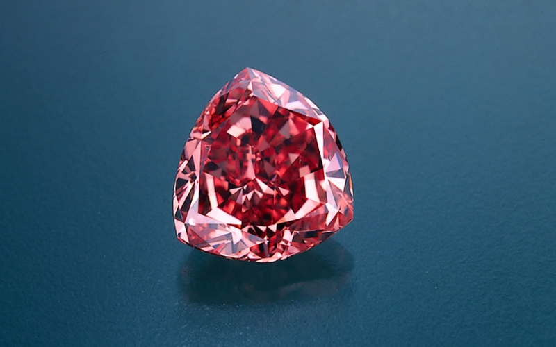 The Moussaieff Red Diamond với giác cắt Trilliant là viên kim cương đỏ lớn nhất thế giới